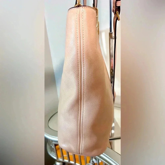 Gently Used MICHAEL KORS Cream Leather zip Top Tote W/Padded Tablet Pocket - Picture 3 of 7